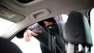 Pareja se libra de asalto en carretera de Chile al arrollar a uno de los agresores; hecho queda grabado en video