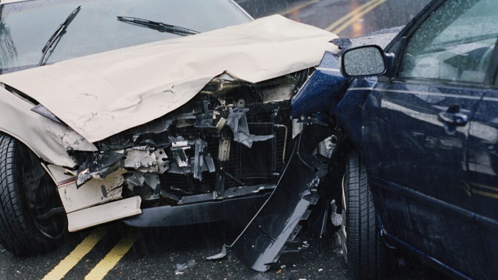 auto-vuelca-en-la-mexico-cuernavaca-conductor-sale-volando-y-muere-video