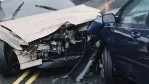 Auto vuelca en la México-Cuernavaca, conductor sale volando y muere; video