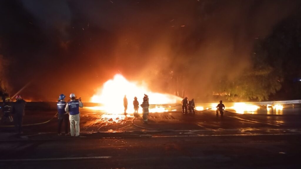 Autopista México-Pachuca seguirá cerrada, harán quema controlada de combustible tras volcadura de pipa