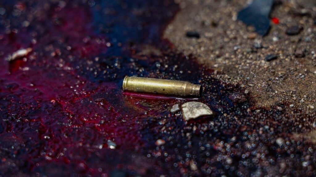 Balacera en clausura escolar en BCS deja un muerto; estudiantes se tiran al piso en medio del pánico. PGJE ya investiga el caso.