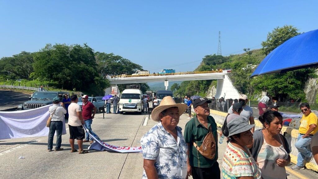 SNTE desbloquea Autopista del Sol tras exigir bono PAAE; acuerdan reunión con autoridades federales este lunes por la tarde