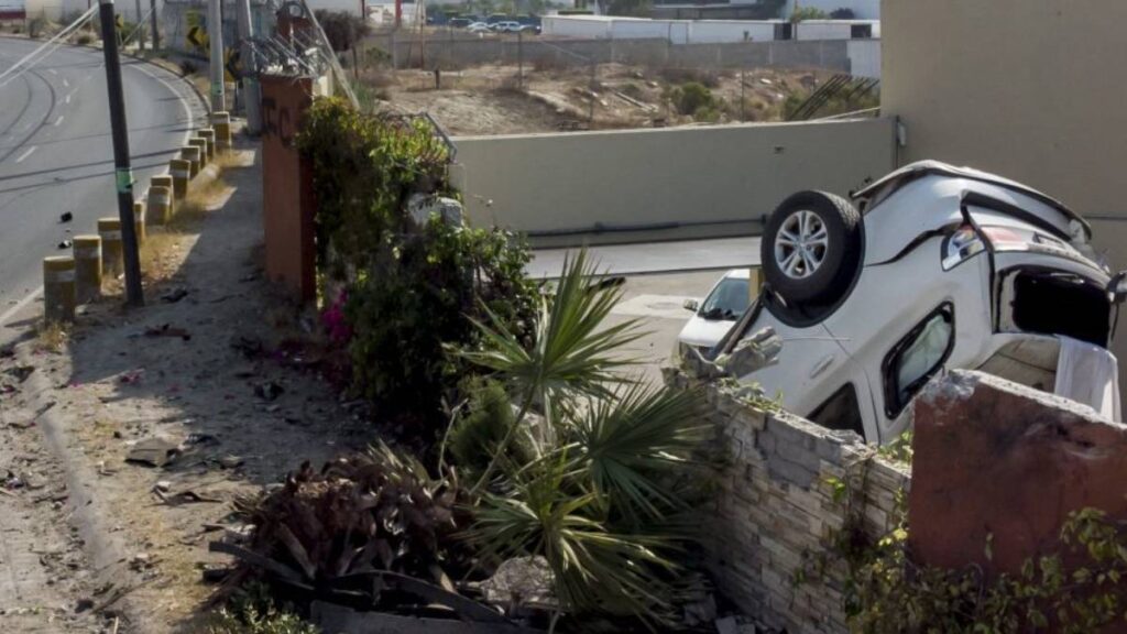 Accidente de camioneta en Toluca deja daños en casa.