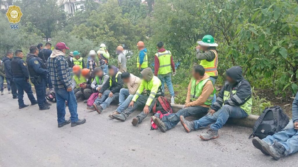 camioneta-cae-a-un-barranco-en-alvaro-obregon-ssc-auxilia-a-18- personas