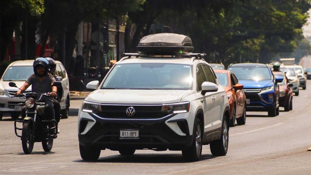 Toma precauciones ante el cierre del Carril Exprés en Monterrey. Foto: