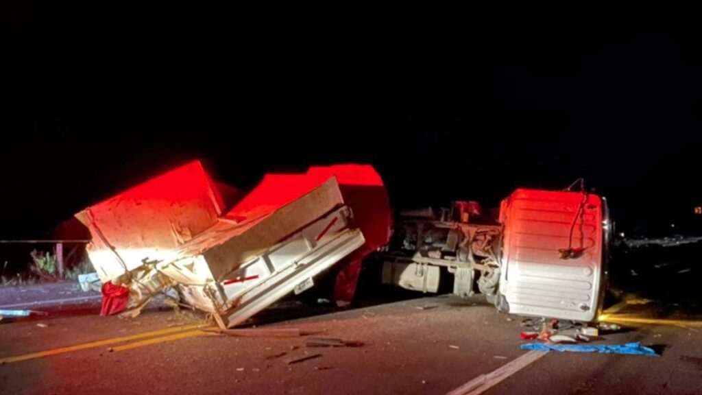 Choque entre tráiler y camioneta deja 8 muertos en Sombrerete