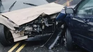Fuerte choque arranca bomba de gasolina en Calzada Ignacio Zaragoza: Imágenes
