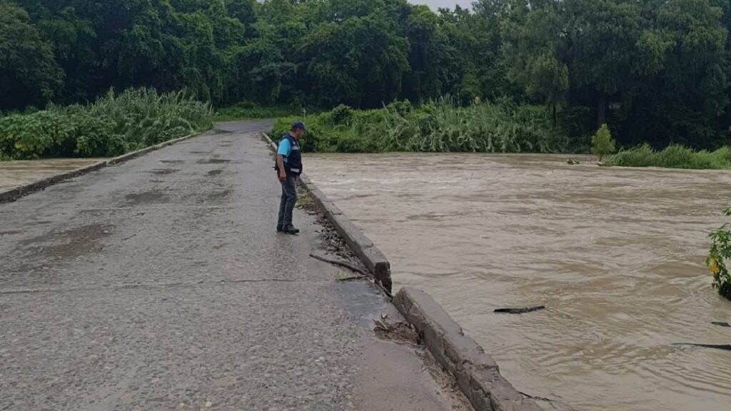 cierran-carreteras-y-evacuan-comunidades-en-tamaulipas-ante-la-crecida-de-rios