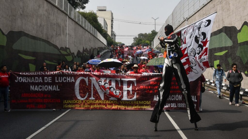 Miembros del CNTE se manifestaron y suspendieron clases en escuelas.