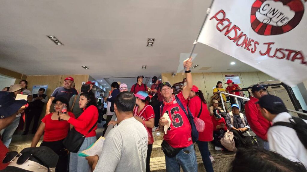 CNTE denuncia descuentos injustificados.