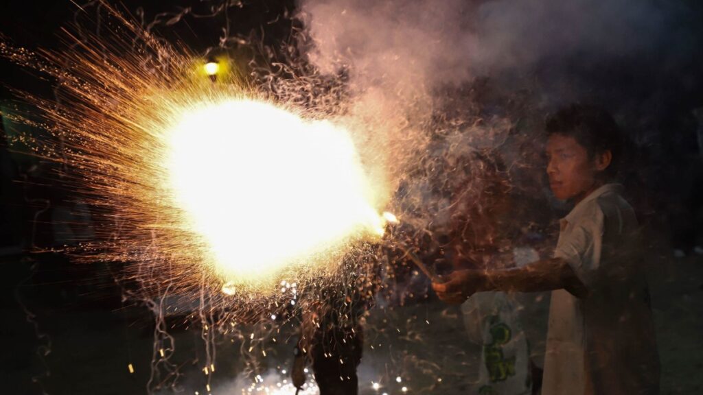 Los peligrosos efectos de los cohetes en la salud, así afectan los fuegos artificiales a animales y personas