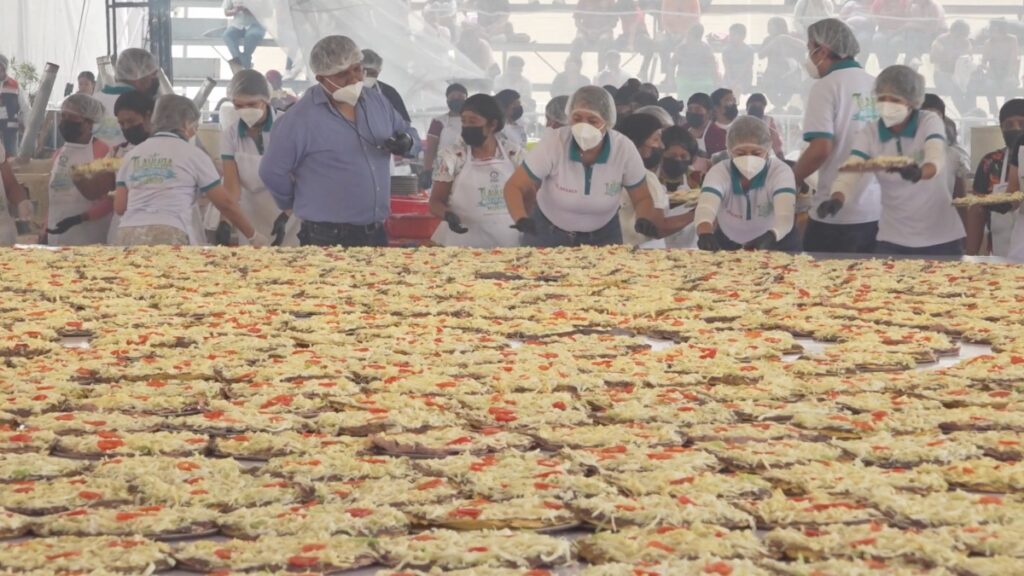 Con mil 200 tortillas, 120 mujeres obtienen el Récord Guinness de la tlayuda más grande del mundo