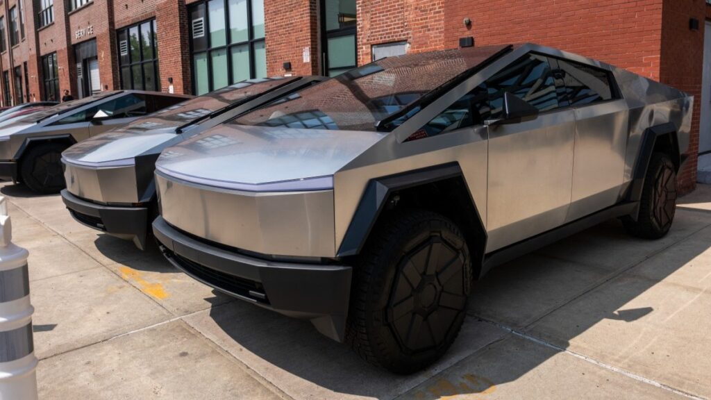 Dueño deja su Tesla Cybertruck conectada