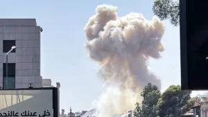 Irán acusa a Estados Unidos de atacar sus depósitos de agua en oleada de bombardeos
