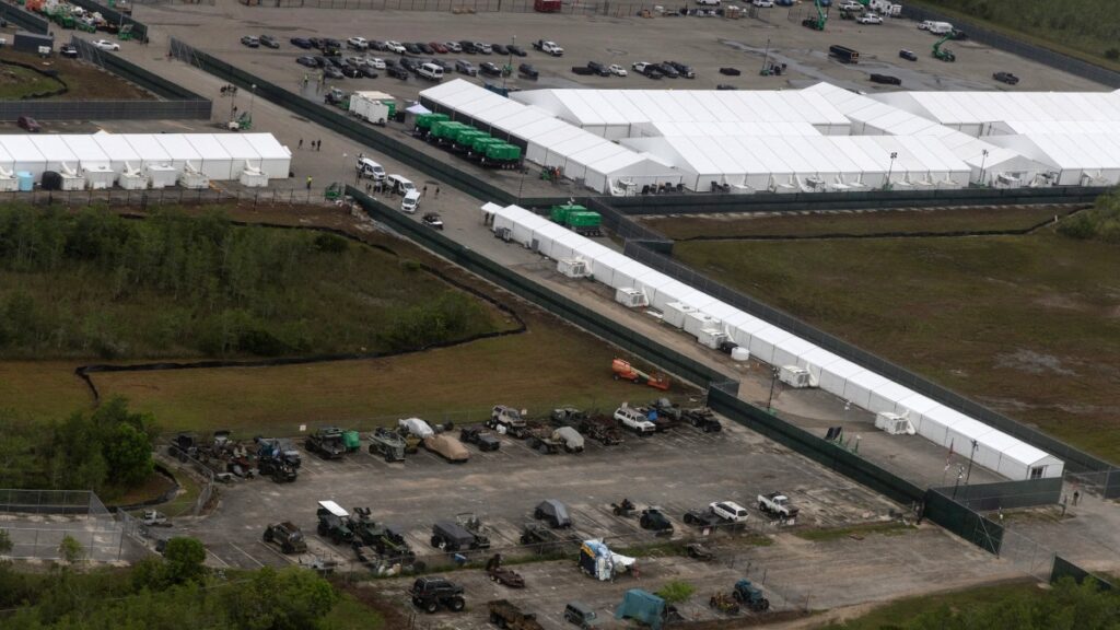 El nuevo centro de detención para migrantes, "Alligator Alcatraz", sólo es un espectáculo del miedo