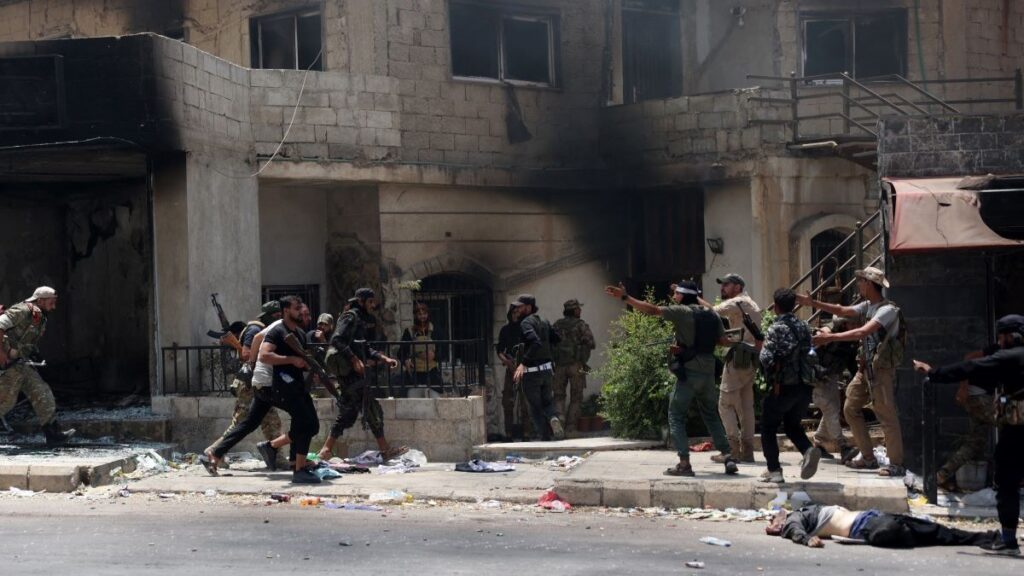 Sueida vive su séptimo día de violencia con 940 muertos; EE. UU. e Israel presionan por el alto el fuego en Siria