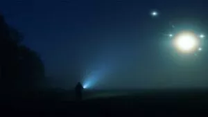 Graban misteriosa esfera plateada flotando en el cielo de Monterrey