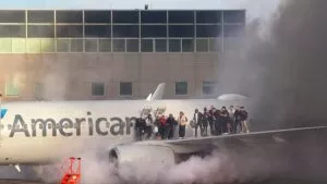 Evacúan avión en Denver por incendio al iniciar el despegue; 1 persona lesionada