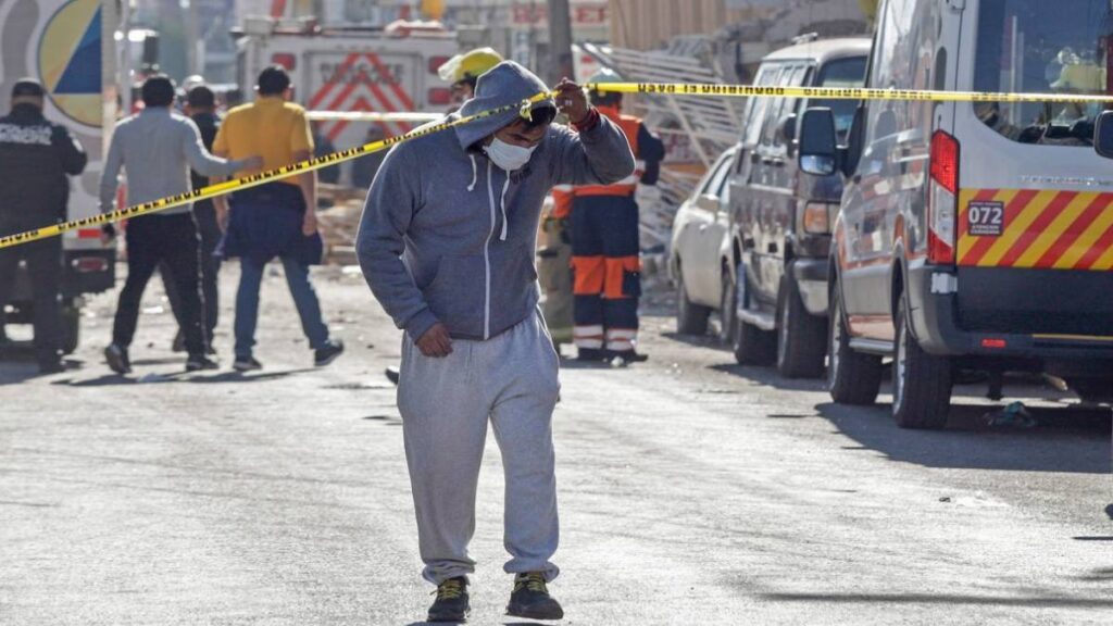 Cuerpos de emergencia atienden explosión en Tultitlán.