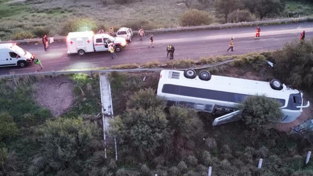 fuerte-accidente-en-la-carretera-durango-zacatecas-deja-al-menos-53-heridos-y-un-muerto