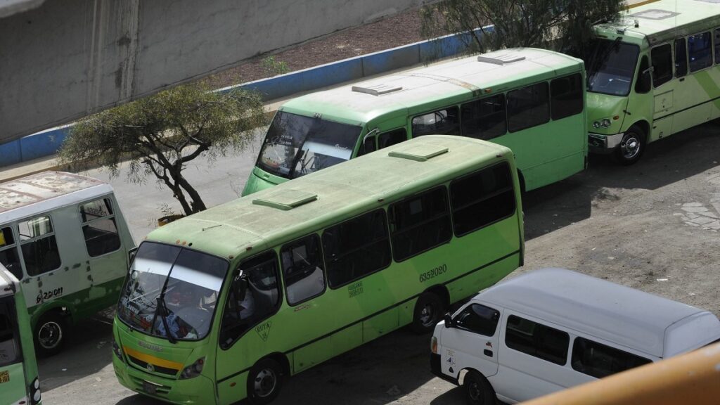 graban-accidente-en-xochimilco-camion-se-queda-sin-frenos-y-deja-17-heridos