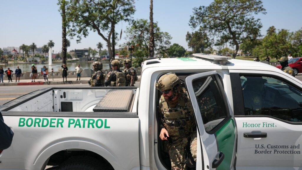Hallan menores de edad trabajando en cultivo de marihuana durante redada migratoria
