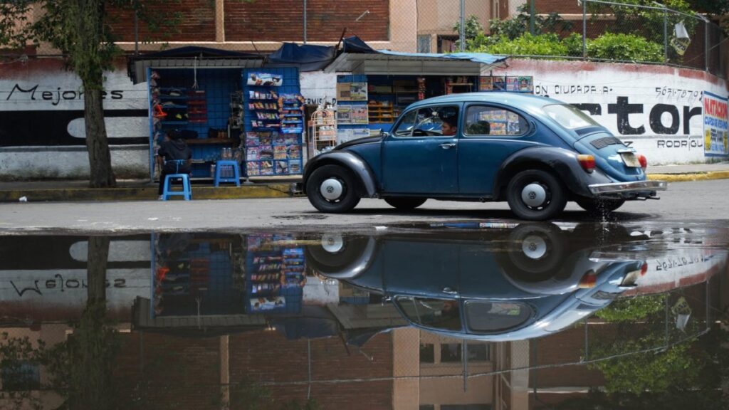 Hombre Nada En Charco De Rio
