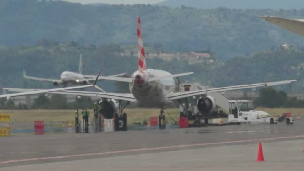 Segundo video de hombre que se lanzó a turbina de Avión