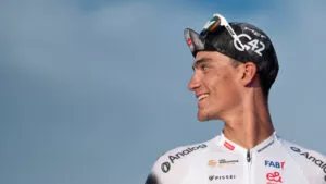 Isaac del Toro roza el podio en la Clásica de San Sebastián; Giulio Ciccone gana la carrera