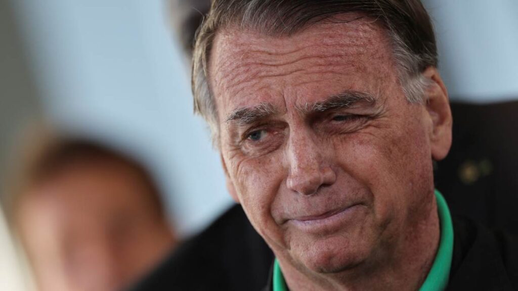 Jair Bolsonaro, expresidente de Brasil, obligado a usar tobillera electrónica y dejar redes sociales