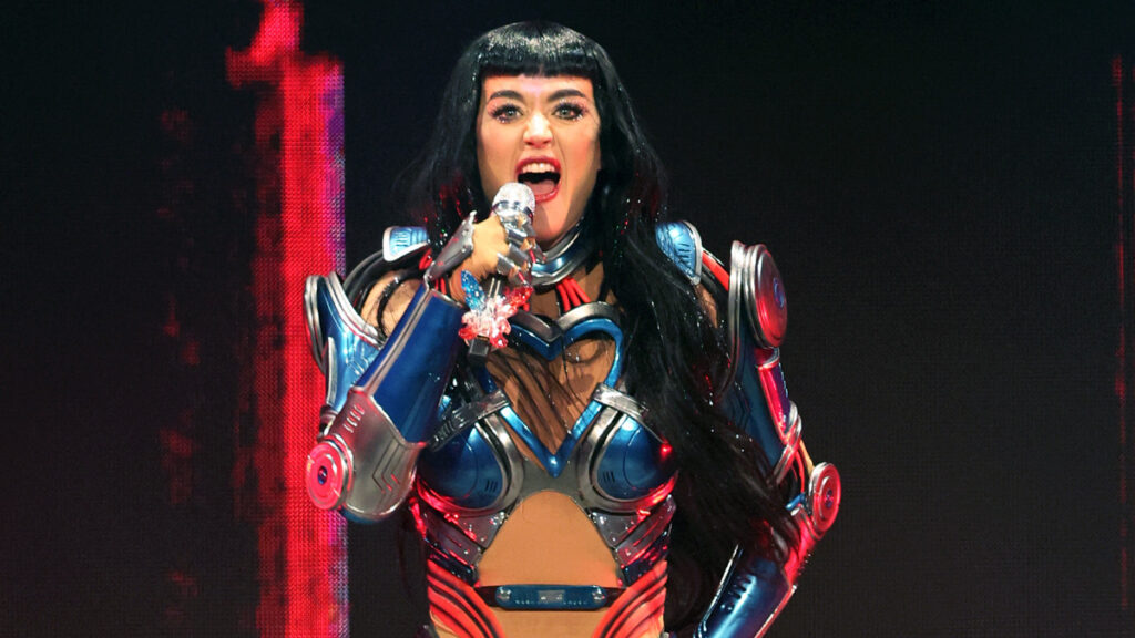 Katy Perry anima a niña mexicana en concierto: “¡Dilo fuerte y orgullosa!”