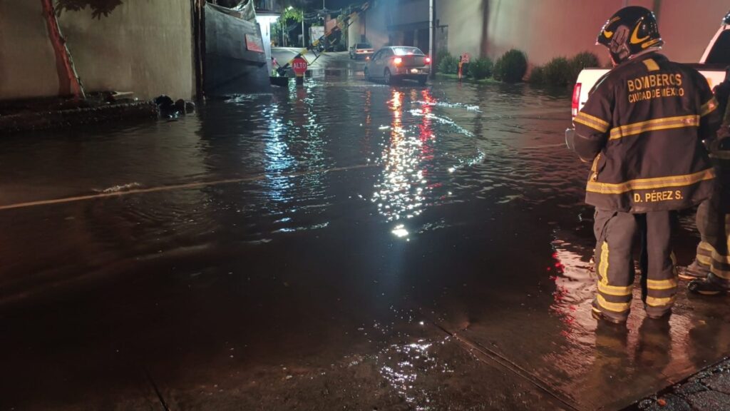 Lluvias dejan 12 inundaciones en Tláhuac; activan doble alerta