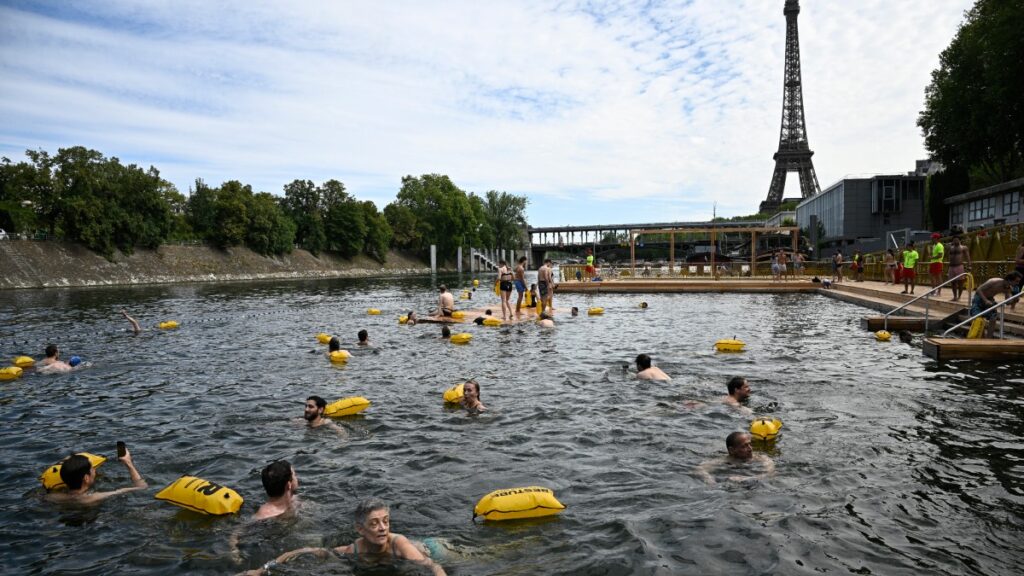 Luego de un siglo, los bañistas vuelven a las aguas del Sena en París