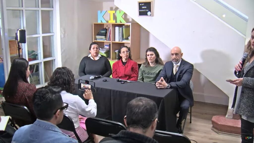 Conferencia de madres de familia y abogado del colegio Kent