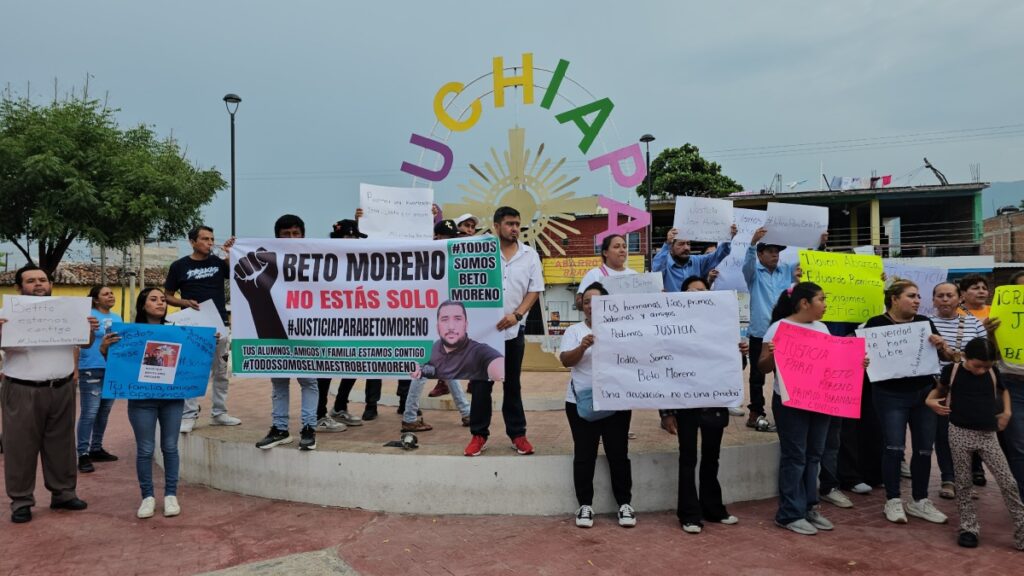 Marchan en Pijijiapan por maestro detenido por acoso, piden que se investigue el caso