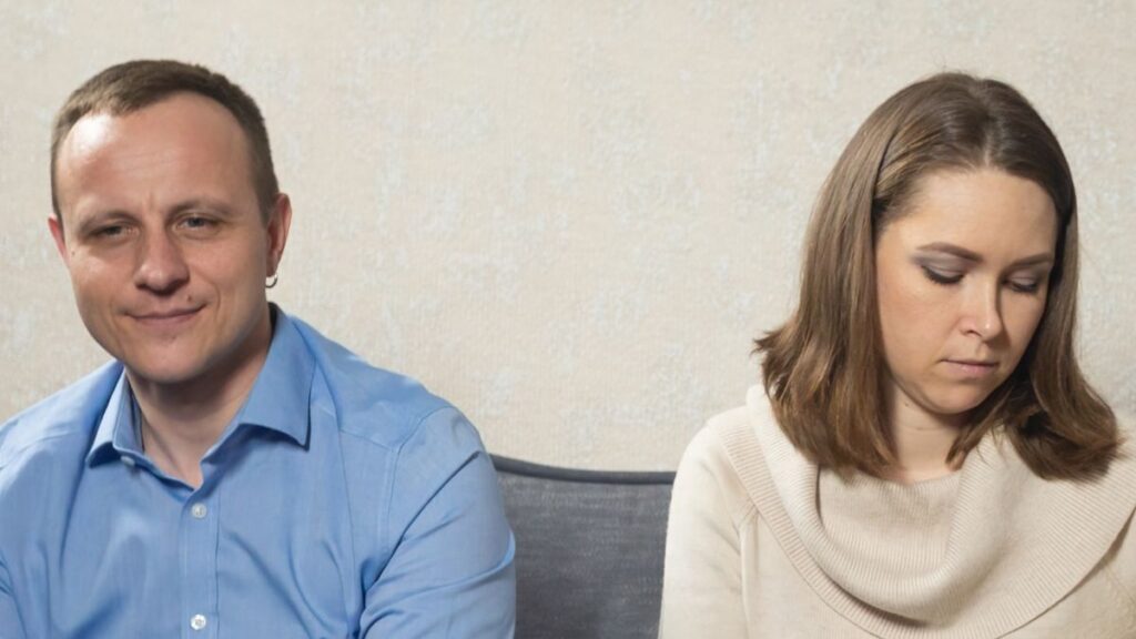 Desviar la mirada al hablar, qué significa este gesto, según la psicología