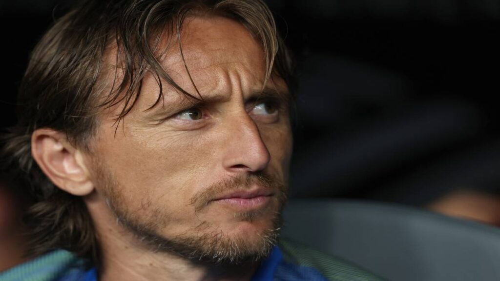 Modric llega al Milan y será compañero de Santi Gimenez; así lo presentaron