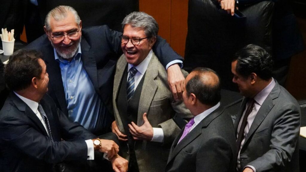 Morena se sacude por dentro.