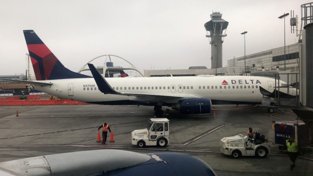 Motor de avión se incendia al despegar del aeropuerto de Los Ángeles a Atlanta; aterriza de emergencia