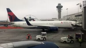 Motor de avión se incendia al despegar del aeropuerto de Los Ángeles a Atlanta; aterriza de emergencia