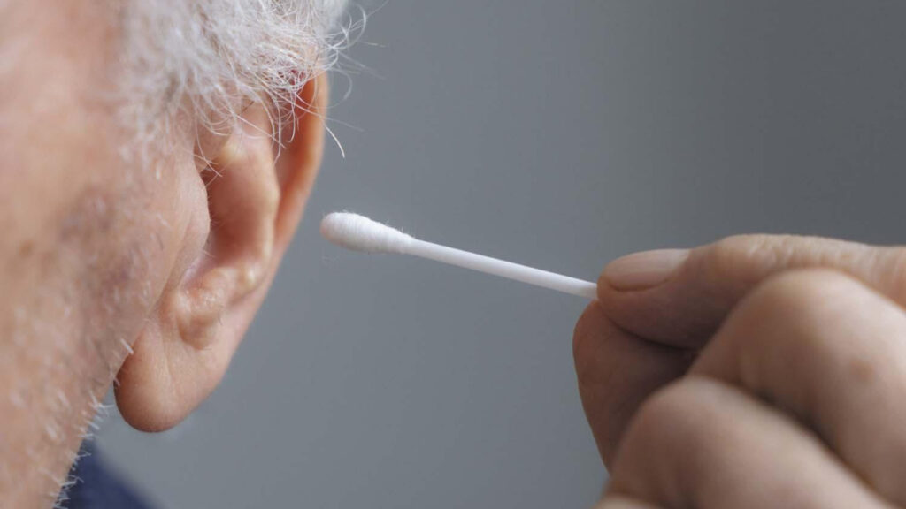 ¿Si produzco mucha cerilla tengo que limpiarme las orejas?