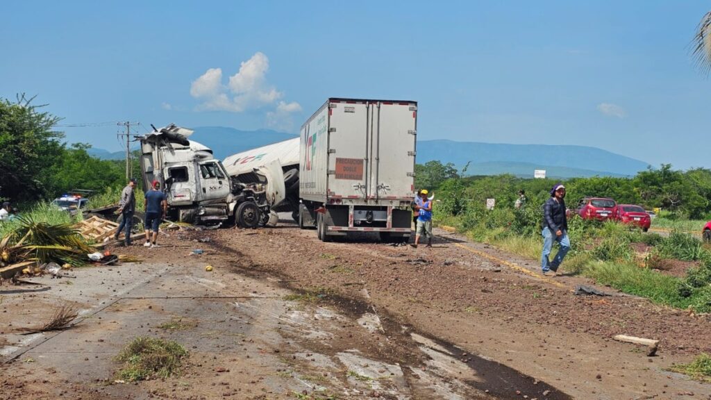 Padre e hijo se salvan de milagro tras choque de tráiler en Colima