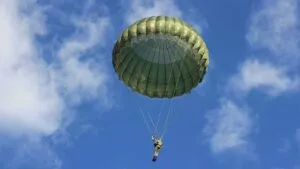 Video: paracaidista casi muere por quedar atrapado en un avión en Australia