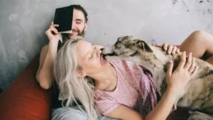 Si tu perro te lame, no siempre es por cariño: esto es lo que realmente puede estar queriéndote decir