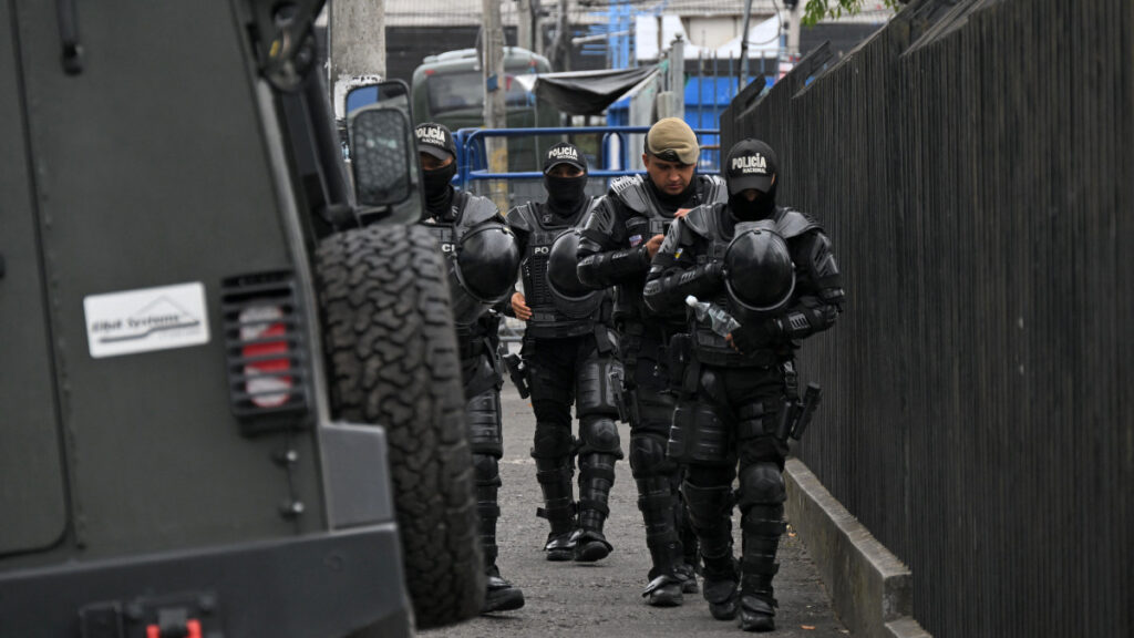 Policías en Ecuador