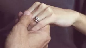 Propuesta de matrimonio sale mal: novio resbala y cae por una cascada con todo y anillo