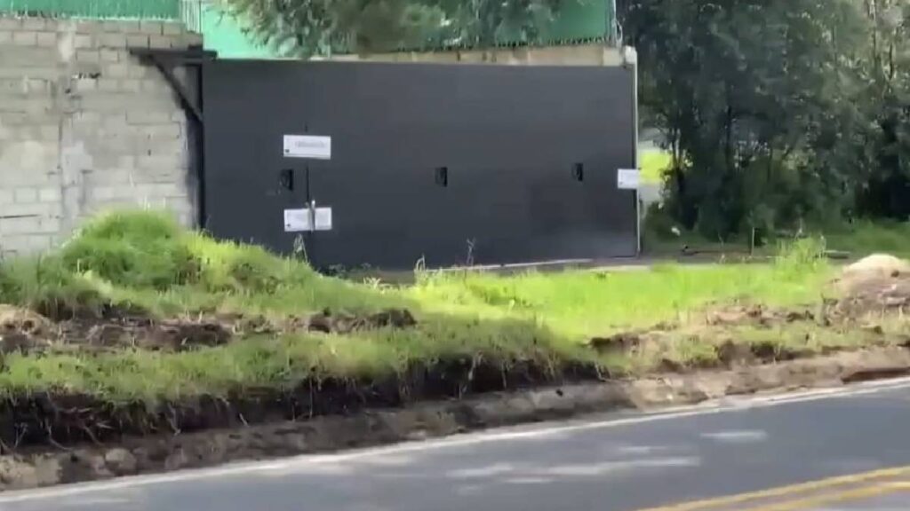 Autoridades aseguran una bodega con presunto combustible robado en Morelos; hallaron contenedores con gasolina, diésel y turbosina. No hubo detenidos