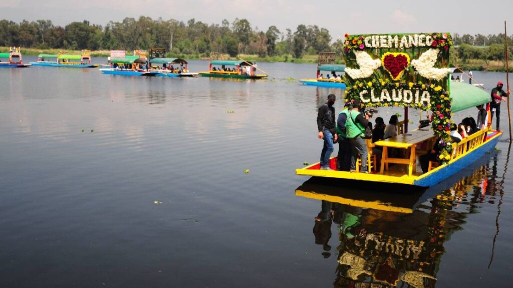 SSC rescata a 30 personas varadas en trajinera en Xochimilco; quedaron atoradas entre fango y lirio en Canal Tlilac.