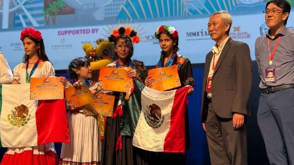 Estudiantes mexiquenses ganan medallas en Singapur tras rifas y colectas; vencen obstáculos y representan con orgullo a México