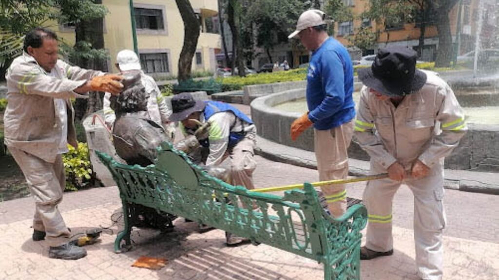 Retiro de escultura de Castro y "Che" Guevara ya escaló a tema diplomático, pero desvía la atención de temas más urgentes